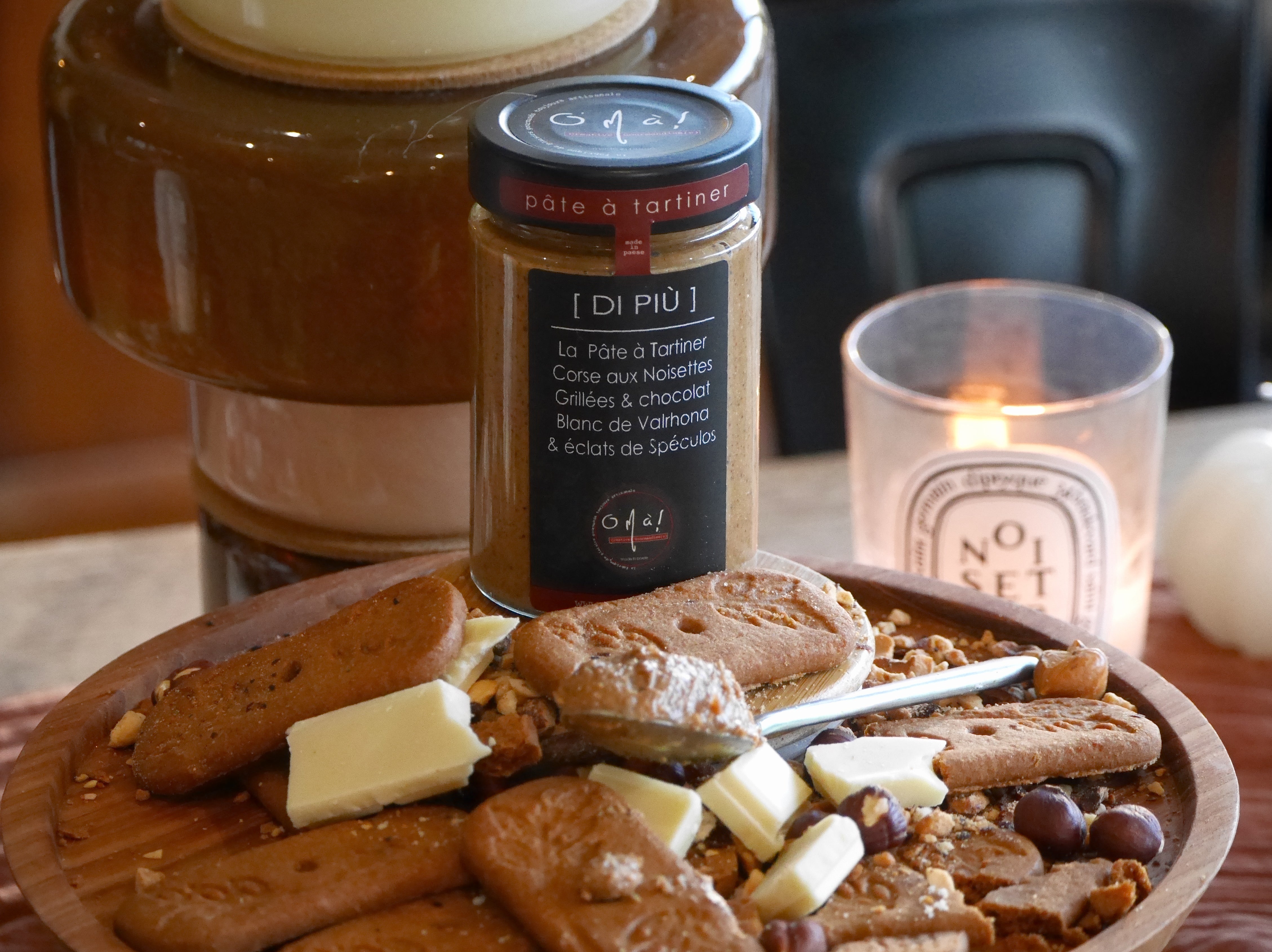 DI PIU  : noisettes grillées, chocolat blanc VALRHORNA et éclats de Spéculos